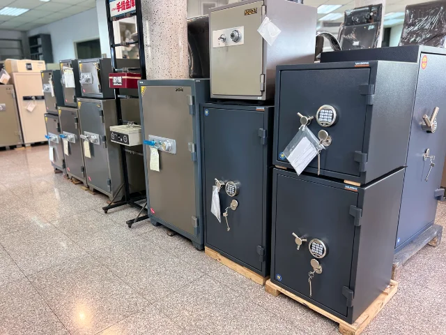 ตู้เซฟนิรภัยกันขโมย ยี่ห้อ Valberg และ ตู้เซฟนิรภัยยี่ห้อ Okachi ระบบรหัสกดปุ่ม และรหัสหมุน มีให้เลือกหลายขนาด