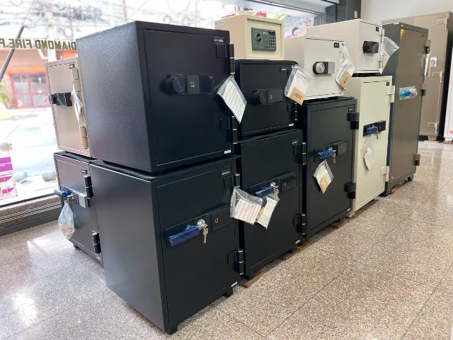 ตู้เซฟ ยี่ห้อ Uchida ระบบสแกนลายนิ้วมือ และอิเล็กทรอนิกส์ มีให้เลือกหลายขนาด